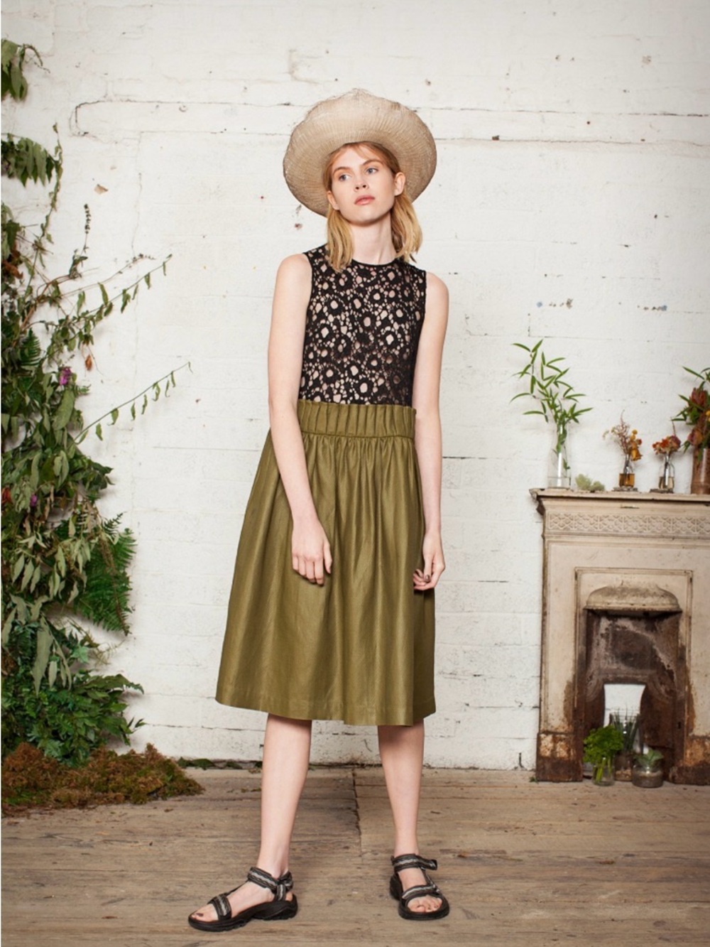 Danielle Romeril Sleeveless Black Lace and Olive Green Dress Size 4